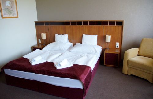 room hotel bed
