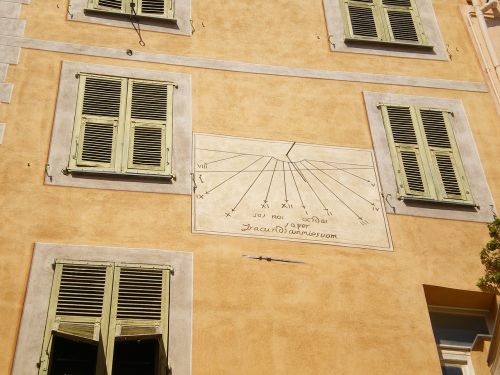 roquebrune facade sundial