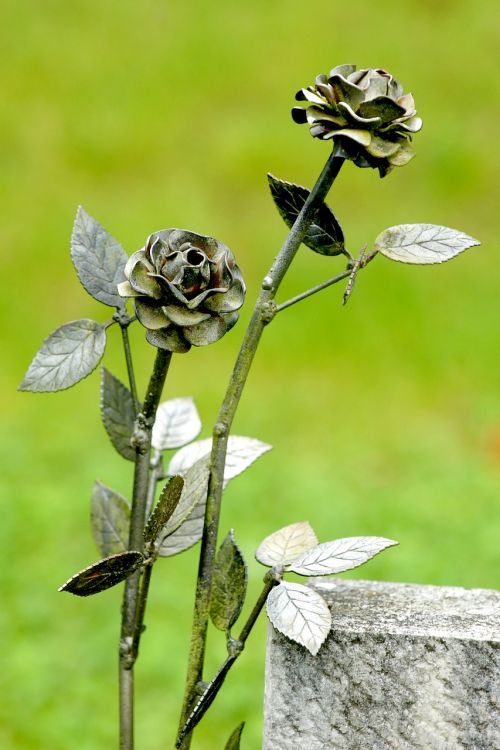 roses decoration statue