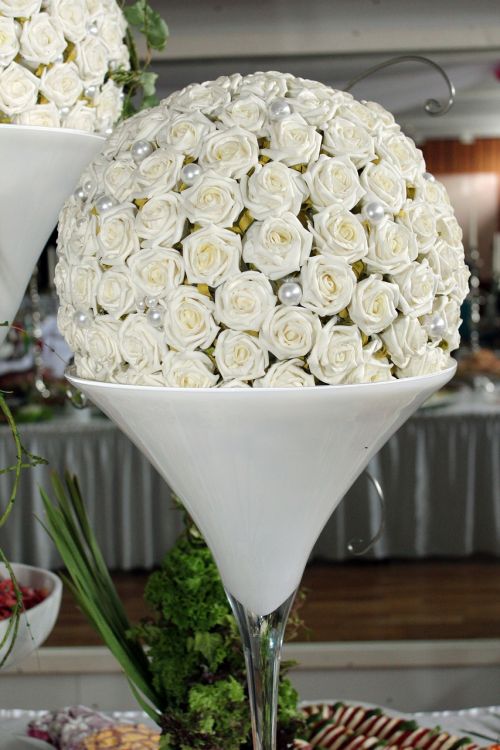 roses white table decoration