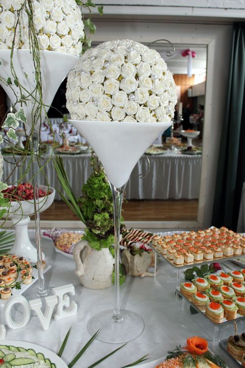 roses white table decoration