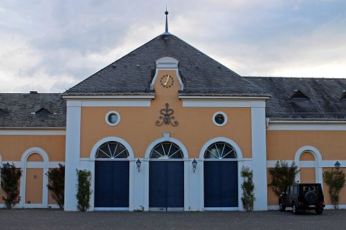 round arch building architecture