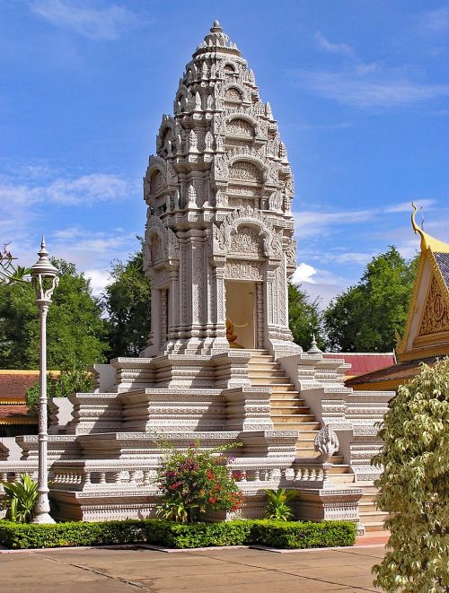 royal palace silver pagoda phnom penh cambodia