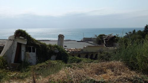 ruins house sea