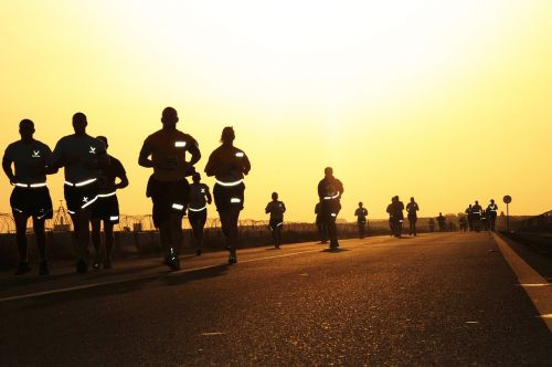 runners silhouettes dusk