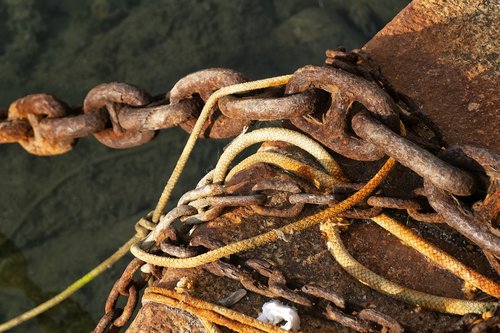 rust  sea  chains