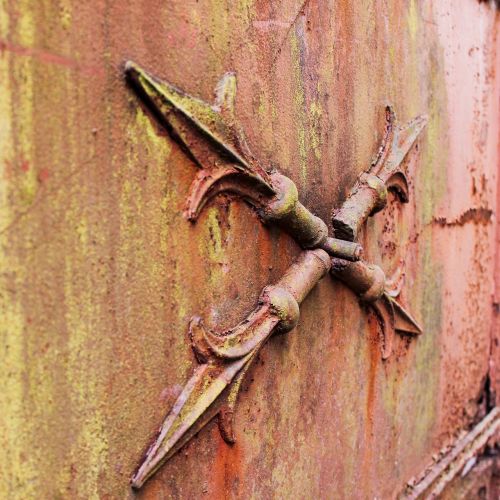 rusty door old