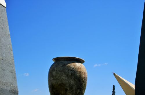 Saaf Memorial, Big Pot Against Sky