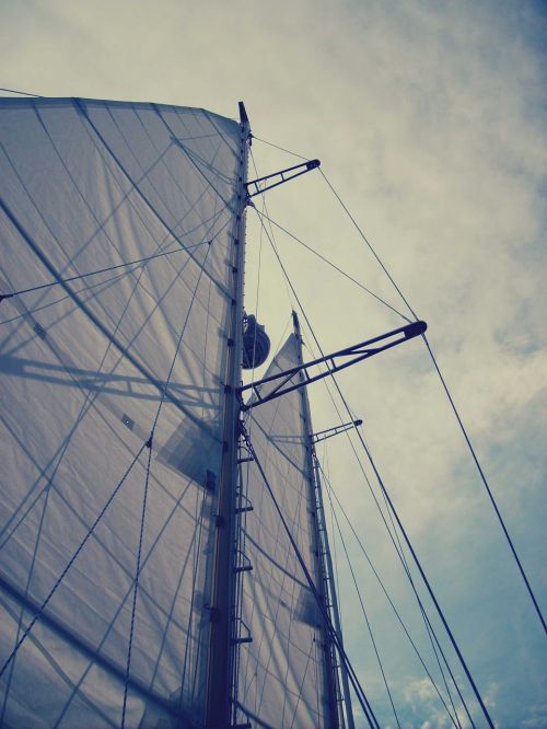 sailboat sals mast