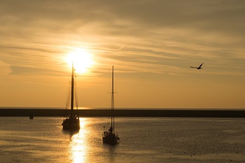 sailing  sunset  lake