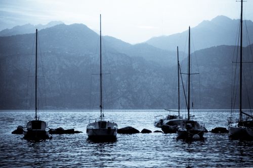 sailing boats lake mountains