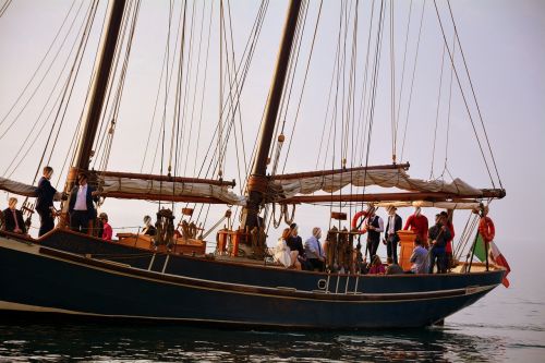 sailing ship tourists lake