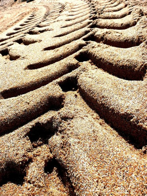 sand traces tire footprint