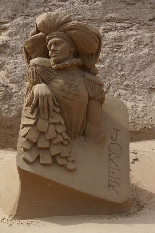 sandcastle sand sculpture joker