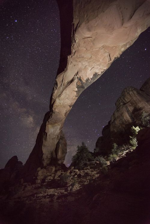 sandstone arch milky way night