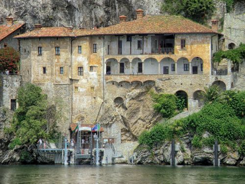 santa caterina del sasso italy monastery