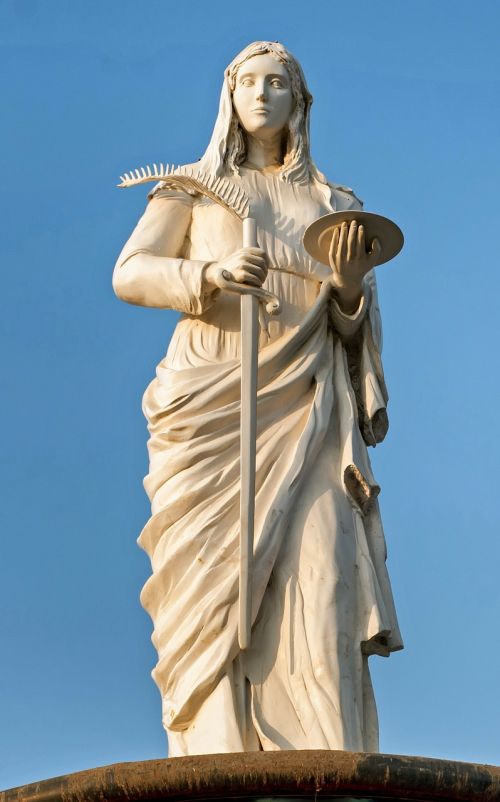 santa lucia sculpture monument