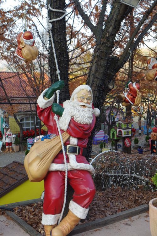 santa's village santa sculpture