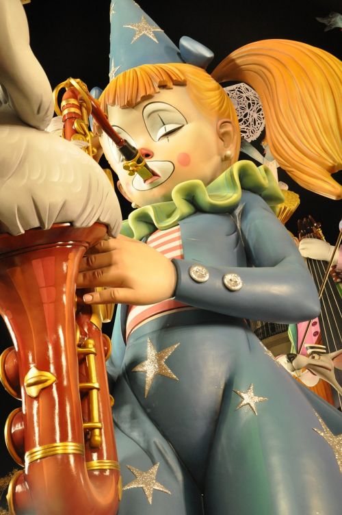 saxophone fallas sculpture