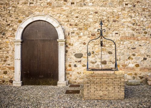 scaliger castle well doorway