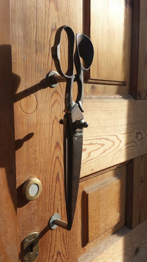 scissors door shadow