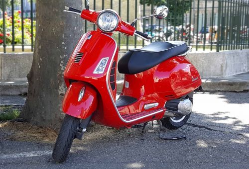 scooter vespa red