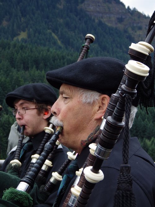 scottish  oregon  bagpiper