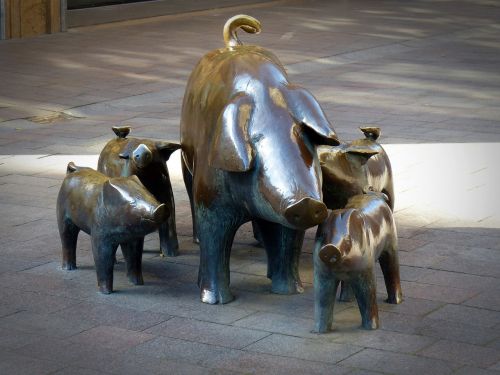 sculpture pigs piglet