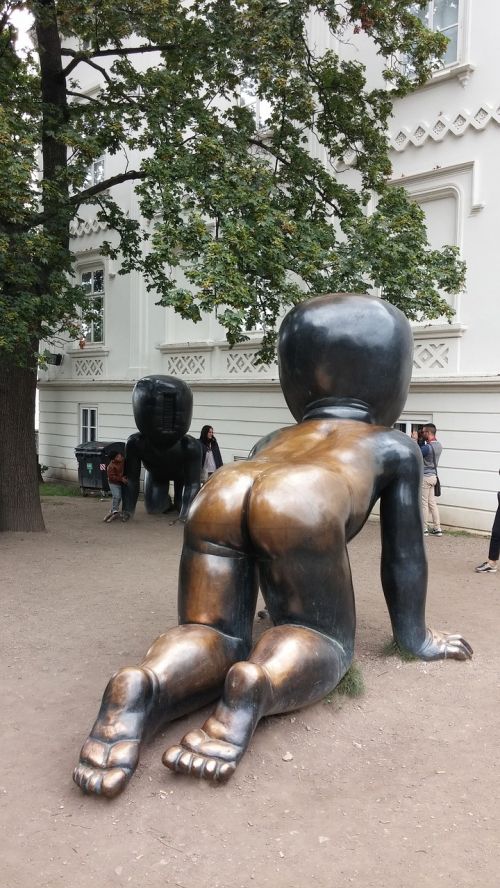 sculpture toddler prague