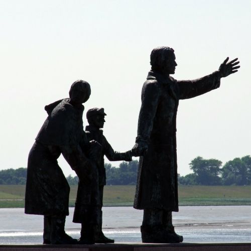 sculpture emigrants monument