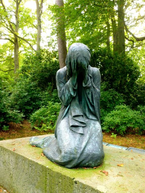 sculpture woman bronze statue