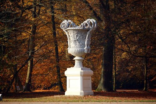 sculpture vase castle park