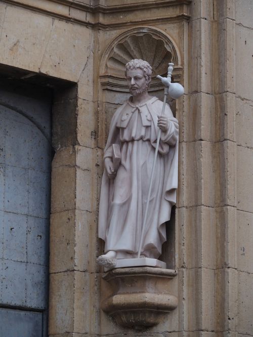 sculpture church apostle