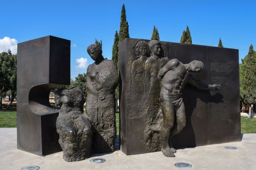 sculpture monument memorial