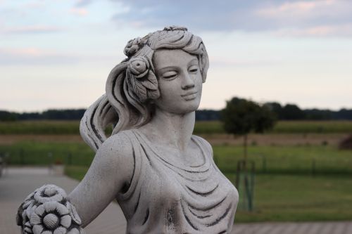 sculpture woman grave