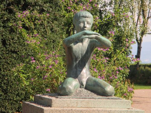 sculpture kneeling boy