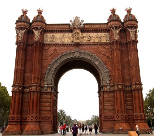 sculpture arc de triomf barcelona