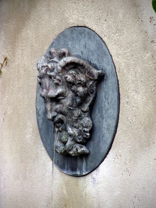 sculpture face fountain