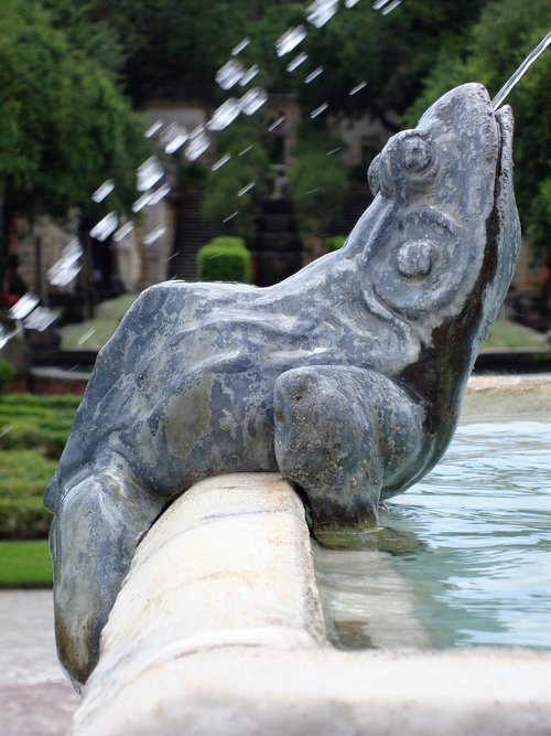 sculpture  statue  water