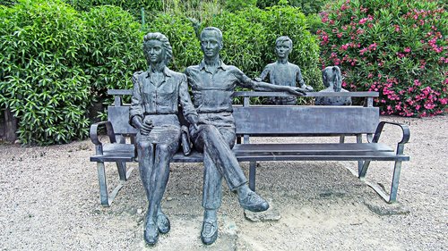 sculpture  statue  family