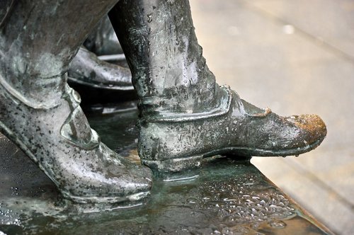 sculpture  feet  shoes