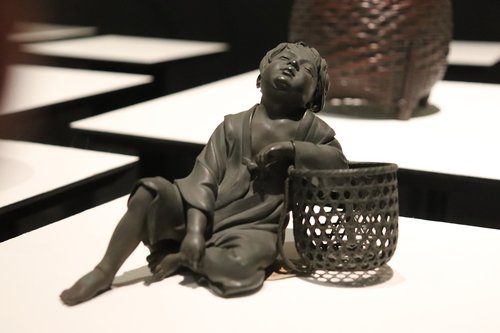 sculpture  bronze  child
