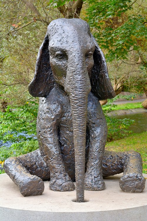 sculpture  bronze  elephant