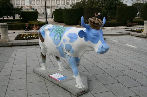 sculpture street cow