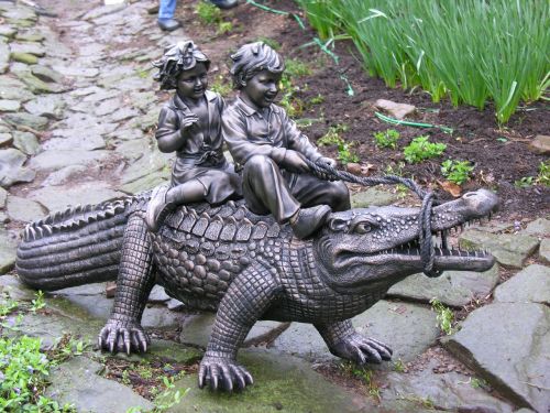 sculpture statue alligator