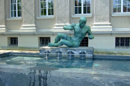 sculpture zurich fountain