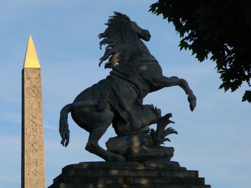 sculptures obelisk horse
