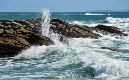 sea rock wave