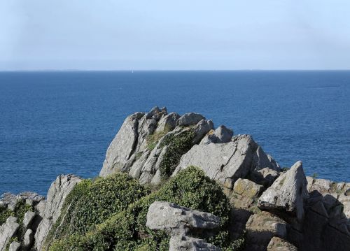 sea rock horizon