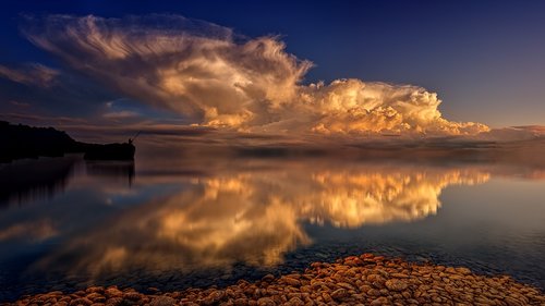 sea  mirroring  clouds